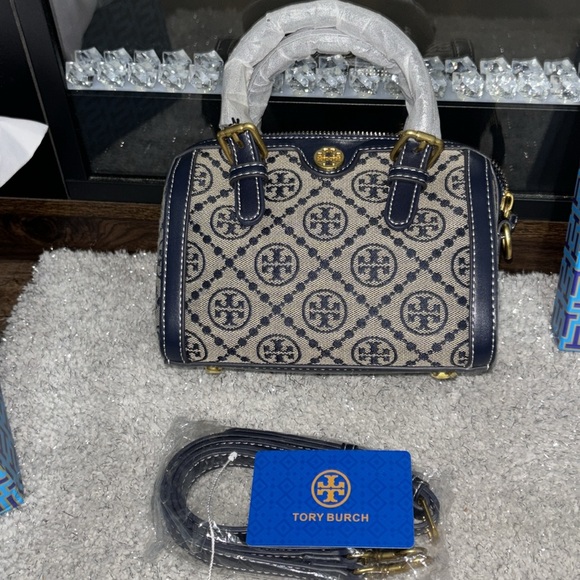 Tory Burch NWOT hand bag with shoulder strap! - Picture 2 of 9